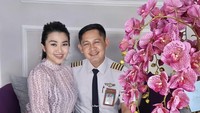 Ketika penyanyi dangdut asal Surabaya ini berulang tahun, sang suami tak lupa memberinya kejutan kue cantik. Foto: Instagram @fitricarlina