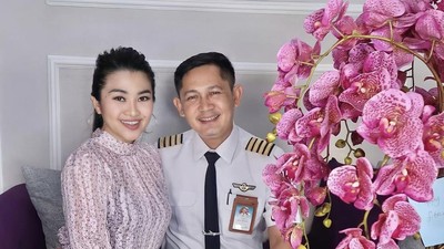 Fitri Carlina Romantis Bareng Suami Saat Kulineran