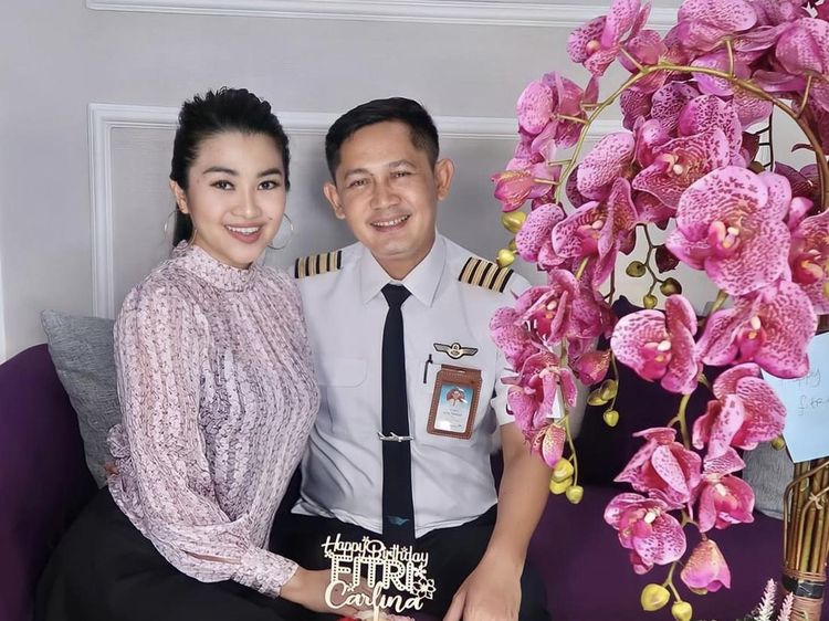Fitri Carlina Romantis Bareng Suami Saat Kulineran