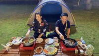 Keseruan momen kuliner mereka pun bertambah ketika pasangan suami istri ini camping sambil BBQ-an di Banyuwangi. Foto: Instagram @fitricarlina