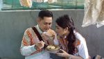 Fitri Carlina Romantis Bareng Suami Saat Kulineran