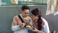Saat berada di Banyuwangi, Fitri Carlina dan Hendra menikmati hidangan rujak soto nih. Foto: Instagram @fitricarlina