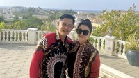 Fitri Carlina disorot setelah menanggapi Dewi Persik yang membeberkan gaji calon suami pilotnya. Fitri Carlina yang sudah lama menjadi istri pilot pun merasa tidak perlu mengetahui jumlah gaji suami. Foto: Instagram @fitricarlina