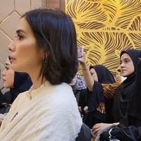 Penampilan bintang film Qodrat itu saat menghadiri kajian Habib Umar jadi sorotan warganet. Netizen melontarkan pertanyaan melalui kolom komentar unggahan Instagram Umi Pipik. Marsha Timothy kenapa gak pakai kerudung umi😢, tanya akun @_lestariayu. Maasya ALLAH TABARAKALLAH, mohon maaf jangan lah diangkat ada wanita tidak memakai jilbab dengan alasan yang bagi kita semakin banyak salahnya (kenapa tidak fokus saja pada yang baiknya, doakan saja dalam hati kita masing-masing semoga ALLAH SWT selalu senantiasa Ridho tutup aib kita dan kita senantiasa menutup aib orla) karena sejatinya manusia selalu fokus pada 1 keburukan dan khilaf pada banyak kebaikan (wallahhu karena saya juga manusia banyak salah hilaf mohon maaf ya ukhti yang selalu dimuliakan oleh ALLAH SWT 😍❤️, saut akun @verairal. Foto: Dok. Instagram @_ummi_pipik_.