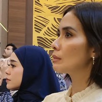 Saat menghadiri kajian Habib Umar, Marsha Timothy tampak duduk bersebelahan dengan Lesti Kejora yang mengenakan hijab berwarna biru.  Foto: Dok. Instagram @_ummi_pipik_.