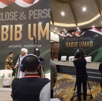 Habib Umar bin Hafidz memiliki nama asli Al Habib Umar bin Muhammad bin Salim bin Hafidz. Ia merupakan seorang ulama terkenal, guru, dan pembaru Islam di Yaman. Habib Umar lahir pada Senin, 27 Mei 1963 di Tarim, Hadramaut, Yaman. Saat ini, ia tinggal di Tarim, Yaman. Dalam keseharian, Habib Umar mengawasi perkembangan di Darul Musthafa. Habib Umar mampu menghafal Al-Quran dengan berbagai inti teks fikih, hadis, dan bahasa Arab di usia muda. Selain itu, Habib Umar juga banyak menguasai ilmu-ilmu keagamaan yang banyak dipegang teguh oleh ulama lain seperti Muhammad bin Alawi bin Shihab dan Al-Shaikh Fadl Baa Fadhl serta ulama lain yang mengajar di Ribat, Tarim. Foto: Dok. Instagram @_ummi_pipik_.