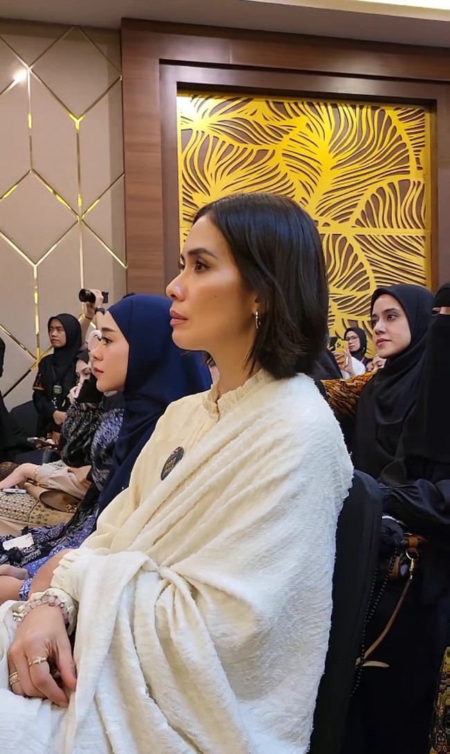 Marsha Timothy diketahui menjadi mualaf sejak September 2012. Ketika datang ke tablig akbar Habib Umar, istri Vino Bastian itu tampil dengan busana putih dan tidak memakai hijab seperti selebriti lainnya yang hadir di acara tersebut.  Foto: Dok. Instagram @_ummi_pipik_.