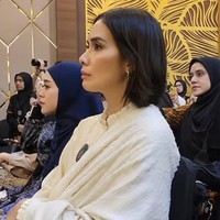 Ummi Pipik menanggapi pertanyaan netizen terkait penampilan Marsha Timothy yang tidak menutupi rambutnya ketika menghadiri kajian Habib Umar. Dia pakai pasmima jadi mungkin jatuh-jatuhan ke badanya, balas Ummi Pipik. Foto: Dok. Instagram @_ummi_pipik_.