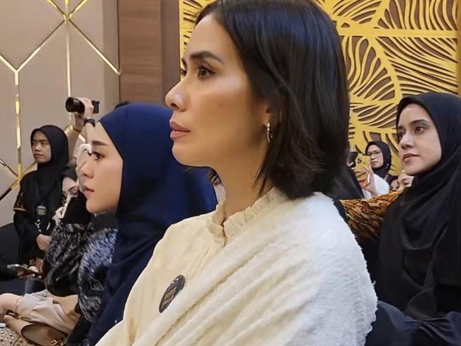 Ummi Pipik menanggapi pertanyaan netizen terkait penampilan Marsha Timothy yang tidak menutupi rambutnya ketika menghadiri kajian Habib Umar. Dia pakai pasmima jadi mungkin jatuh-jatuhan ke badanya, balas Ummi Pipik. Foto: Dok. Instagram @_ummi_pipik_.