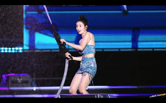 Selama penampilannya, Kwon Eunbi mencoba menghidupkan suasana dengan menembakkan pistol air ke arah penonton. Dia menyanyikan sejumlah lagu andalannya seperti Glitch, Underwater, dan Flash. Foto: dok. YouTube DaftTaengK