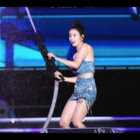 Selama penampilannya, Kwon Eunbi mencoba menghidupkan suasana dengan menembakkan pistol air ke arah penonton. Dia menyanyikan sejumlah lagu andalannya seperti Glitch, Underwater, dan Flash. Foto: dok. YouTube DaftTaengK