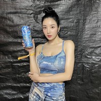 Namun tak sedikit netizen Korea yang membela Kwon Eunbi dan menganggap busana yang dikenakannya lumrah dan dikenakan sejumlah idol KPop wanita.    Foto: dok. YouTube DaftTaengK