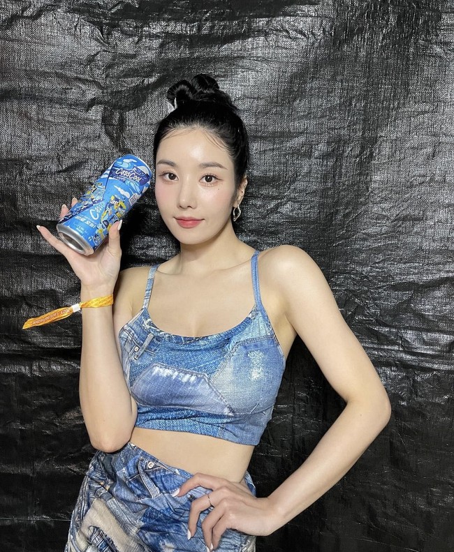 Dalam acara televisi Strong Heart League, Kwon Eunbi mengungkap dia kini banjir tawaran job setelah viral tampil seksi di Waterbomb Festival 2023. “Aku menerima banyak panggilan dari orang-orang di sekitarku akhir-akhir ini. Mereka seharusnya menghubungiku sebelumnya,” ujarnya dengan candaan. Foto: dok. YouTube DaftTaengK