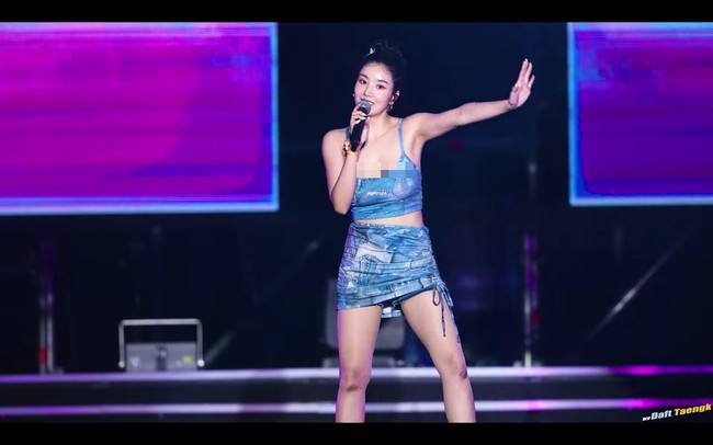 Sebelumnya saat tampil di Waterbomb Festival 2023, Kwon Eunbi memakai bikini. Kini dia memakai mini skirt dan crop top yang mengekspos bagian payudaranya.Foto: dok. YouTube DaftTaengK