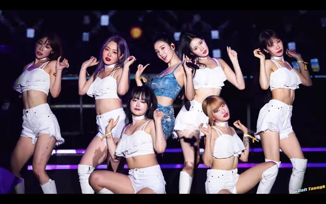 “Pakaiannya hanyalah pakaian idol pada umumnya… Orang yang mengkritiknya terlalu berlebihan,” “Wah sungguh cantik sekali,” “Unnie kamu memiliki segalanya,” komentar sejumlah netizen Korea.    Foto: dok. YouTube DaftTaengK