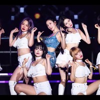 “Pakaiannya hanyalah pakaian idol pada umumnya… Orang yang mengkritiknya terlalu berlebihan,” “Wah sungguh cantik sekali,” “Unnie kamu memiliki segalanya,” komentar sejumlah netizen Korea.    Foto: dok. YouTube DaftTaengK
