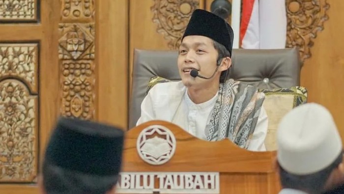 Apakah detikers sudah familiar dengan seorang dai bernama Gus Iqdam? Berikut ini ulasan singkat mengenai Gus Iqdam.