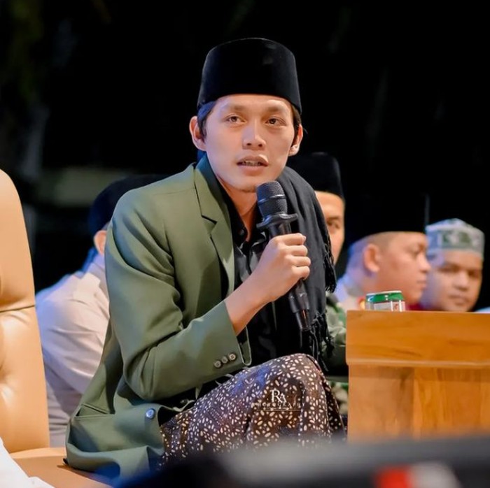 Apakah detikers sudah familiar dengan seorang dai bernama Gus Iqdam? Berikut ini ulasan singkat mengenai Gus Iqdam.