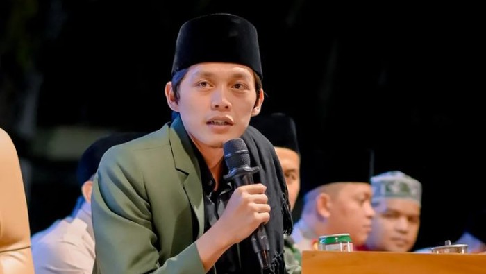 Apakah detikers sudah familiar dengan seorang dai bernama Gus Iqdam? Berikut ini ulasan singkat mengenai Gus Iqdam.