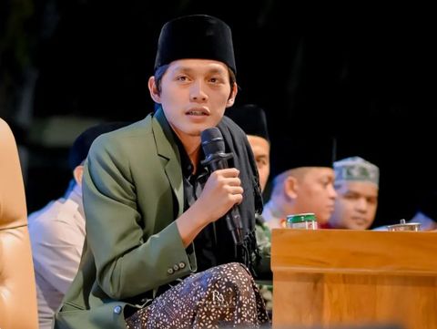Apakah detikers sudah familiar dengan seorang dai bernama Gus Iqdam? Berikut ini ulasan singkat mengenai Gus Iqdam.