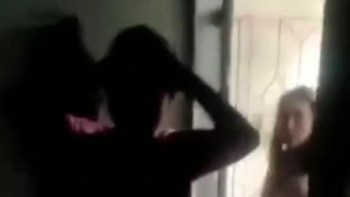 Heboh video suami gerebek istrinya selingkuh di indekos