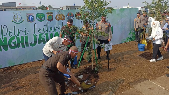 Heru Budi tanam pohon bareng Pangdam, Kapolda, Kajati DKI di Jakbar (Tiara/detikcom)