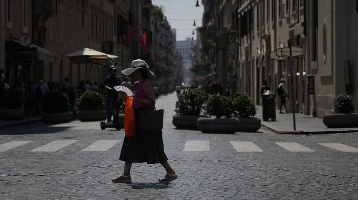 A man cools off at the Spanish Steps Barcaccia fountain in Rome, Tuesday, Aug. 22, 2023. Italy is facing a heat wave with temperatures in the capital as high as 37 Celsius (98 Farenheit). (AP Photo/Gregorio Borgia)