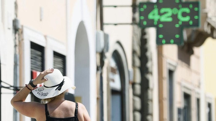 A man cools off at the Spanish Steps Barcaccia fountain in Rome, Tuesday, Aug. 22, 2023. Italy is facing a heat wave with temperatures in the capital as high as 37 Celsius (98 Farenheit). (AP Photo/Gregorio Borgia)