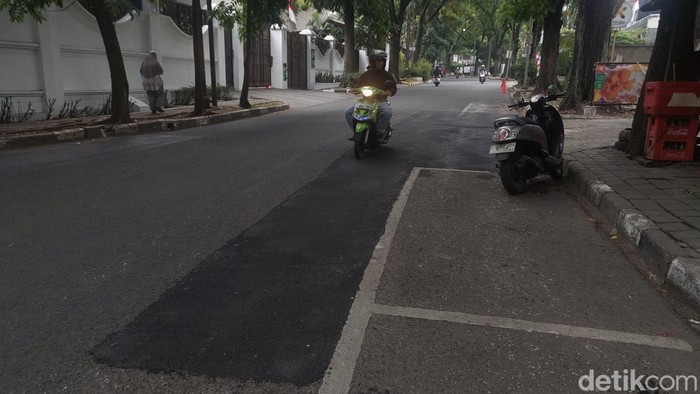 Jalan rusak di Jalan Sawunggaling, Kota Bandung, sudah ditambal.