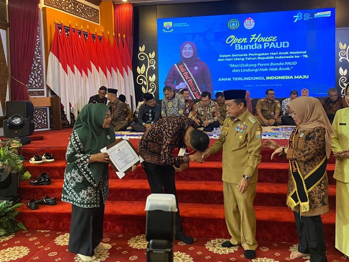 Gubernur Jambi Al Haris saat berikan penghargaan kepada bupati/walikota jadi kota layak anak. Istimewa