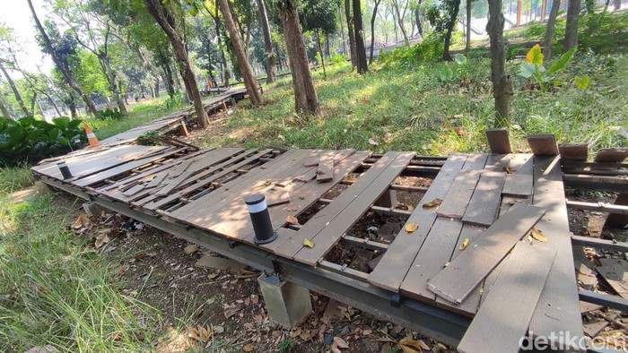 Jembatan kayu di Tebet Eco Park rusak parah