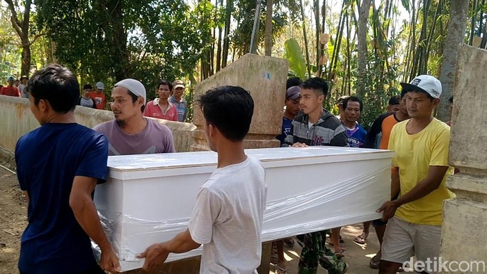 Jenazah wanita berseragam Pramuka yang ditemukan di Pemalang, Selasa (22/8) dimakamkan di Kecamatan Sragi, Kabupaten Pekalongan, Rabu (23/8/2023) siang.