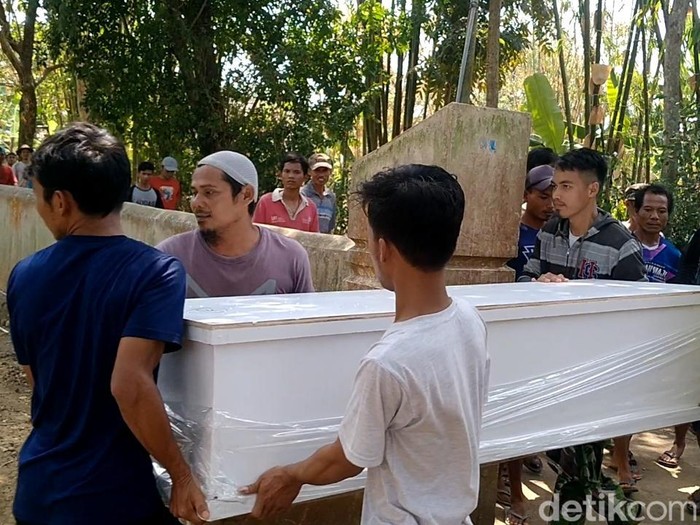 Jenazah wanita berseragam Pramuka yang ditemukan di Pemalang, Selasa (22/8) dimakamkan di Kecamatan Sragi, Kabupaten Pekalongan, Rabu (23/8/2023) siang.