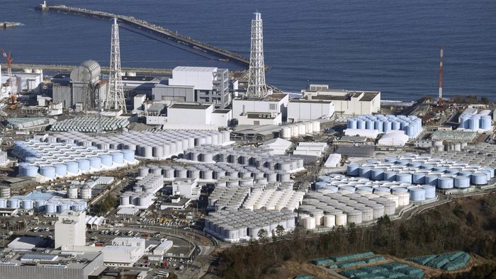 Jepang Bersiap Buang Limbah Nuklir Fukushima ke Laut This photo shows part of the tsunami-wrecked Fukushima Daiichi nuclear power plant in Okuma town, northeastern Japan, on Jan. 19, 2023. Japanese Prime Minister Fumio Kishida made a brief visit to the power plant on Sunday, Aug. 20, to highlight the safety of an impending release of treated radioactive wastewater into the Pacific Ocean, a divisive plan that his government wants to start soon despite protests at home and abroad. (Kyodo News via AP)