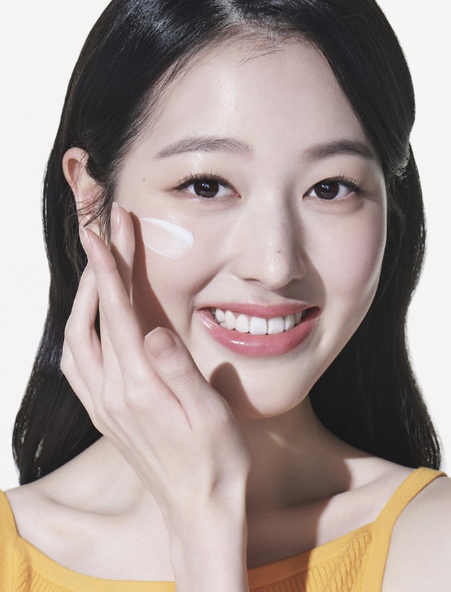 Pesona kakak Jang Wonyoung IVE telah menjadi perbincangan sejak 2019 saat adiknya aktif sebagai personel IZ*ONE. Tahun ini, dia bergabung dalam King Kong by Starship, label akting dari agensi Starship Entertainment yang menaungi adiknya. Foto: dok. theqoo