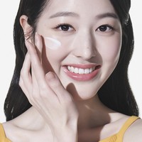 Pesona kakak Jang Wonyoung IVE telah menjadi perbincangan sejak 2019 saat adiknya aktif sebagai personel IZ*ONE. Tahun ini, dia bergabung dalam King Kong by Starship, label akting dari agensi Starship Entertainment yang menaungi adiknya. Foto: dok. theqoo