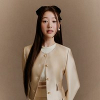 Namun ekspresi dan posenya dalam pemotretan Kenneth Lady dinilai kaku. Netizen Korea menuding Jang Da Ah banjir tawaran job karena embel-embel adiknya. Foto: dok. theqoo