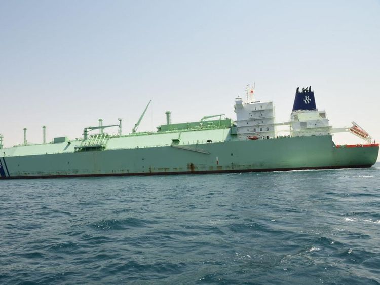 Kapal Angkut Gas Alam Kembali Berlayar Setelah Tabrakan di Terusan Suez