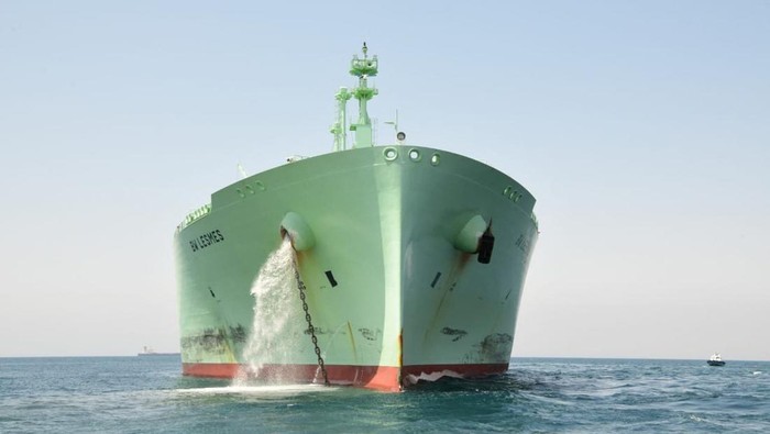 Kapal Angkut Gas Alam Kembali Berlayar Setelah Tabrakan di Terusan Suez The liquified natural gas (LNG) carrier BW Lesmes sails, after it was re-floated post a collision with Oil Products Tanker BURRI, in the waterway of the Suez Canal, Egypt, August 23, 2023. Suez Canal Authority/Handout via REUTERS THIS IMAGE HAS BEEN SUPPLIED BY A THIRD PARTY