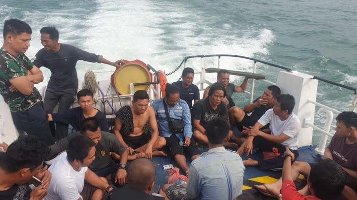 ABK dievakuasi dari kapal isap produksi timah yang tenggelam.