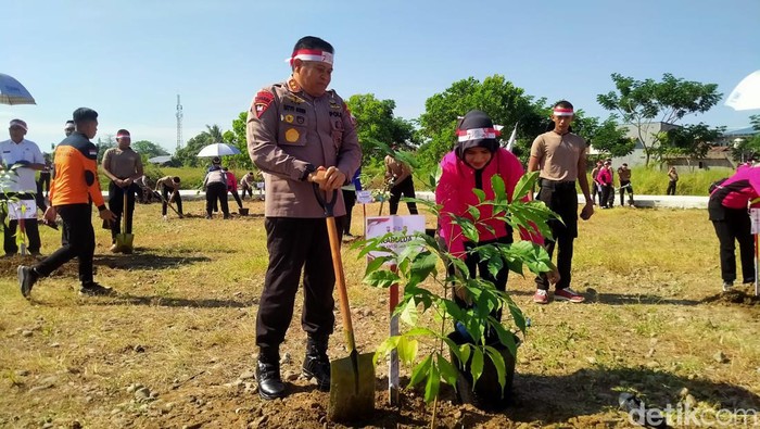 Kapoda Sulsel Irjen Setyo Bodei Moempoeni Hasro melakukan penanam bibit pohon di Makassar.