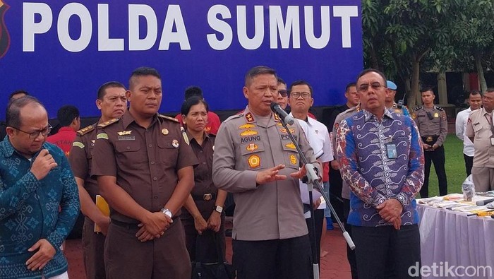 Kapolda Sumut Irjen Agung Setya Imam Effendi saat konferensi pers soal kasus pembobolan ATM. (Foto: Finta Rahyuni/detikSumut)