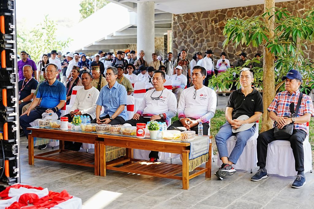 Kapolri dan delegasi AMMTC +3 ke-17 menanam bibit pohon di TN Komodo