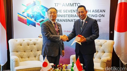 Kapolri Jenderal Listyo Sigit Prabowo selaku Ketua AMMTC 2023 bersalaman dengan delegasi Jepang usai kesepakatan kerja sama memerangi kejahatan transnasional  dalam AMMTC Labuan Bajo.