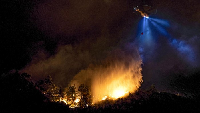 Kebakaran Juga Landa Hutan di Turki, Ini Penampakannya Kebakaran hutan juga melanda Turki, Rabu (23/8/2023). Hutan yang dilalap si jago merah itu berada di wilayah Canakkale.
