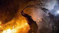 Sejumlah warga berusaha memadamkan kebakaran yang melanda hutan di Canakkale, Turki, Rabu (23/8/2023). Ugur Yildirim/dia images via AP.
