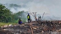 Untuk memadamkan api, petugas Damkar menyuntikkan nozzle air ke bawah tumpukan sampah