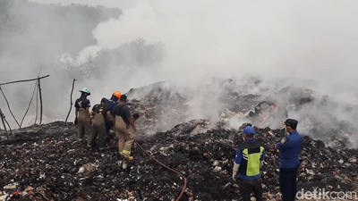 Penampakan Kepulan Asap Kebakaran TPA Sarimukti