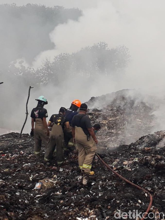 Tercekik Asap Lautan Sampah Sarimukti