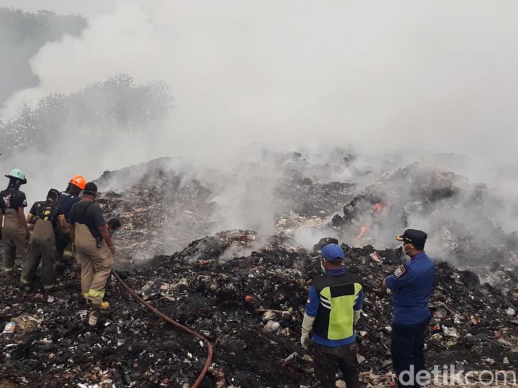 Penampakan Kepulan Asap Kebakaran TPA Sarimukti